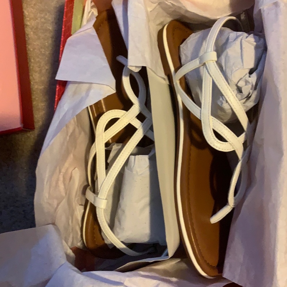 Brand New!! Kelly & Katie Peggie Sandals